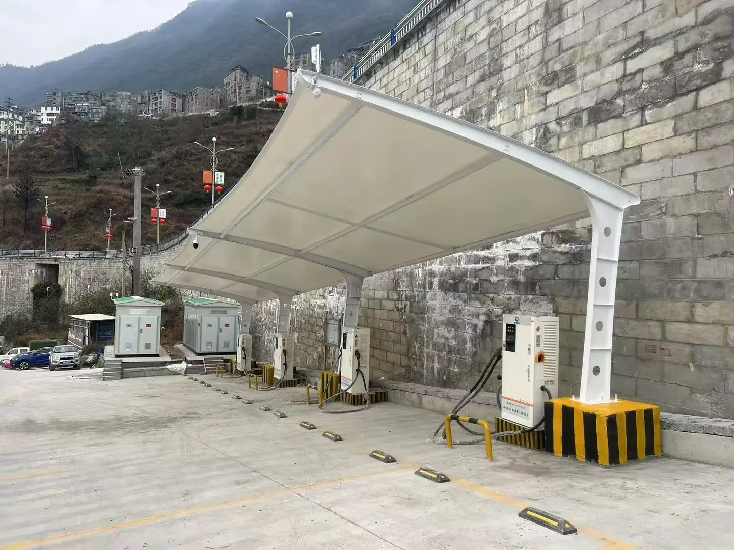 贵州园区小区车棚采购避坑指南：山地多雨高湿气候，膜结构选材看这三点
